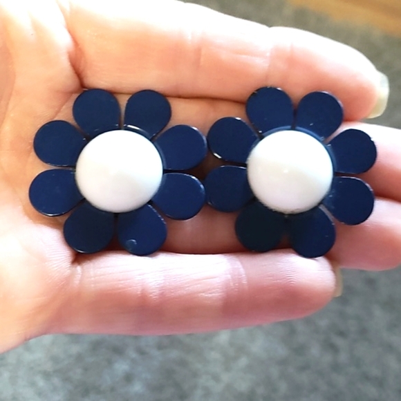 Jewelry - VINTAGE BLUE PAINTED METAL WHITE GLASS STONE DAISY FLORAL POST 1.4" EARRINGS